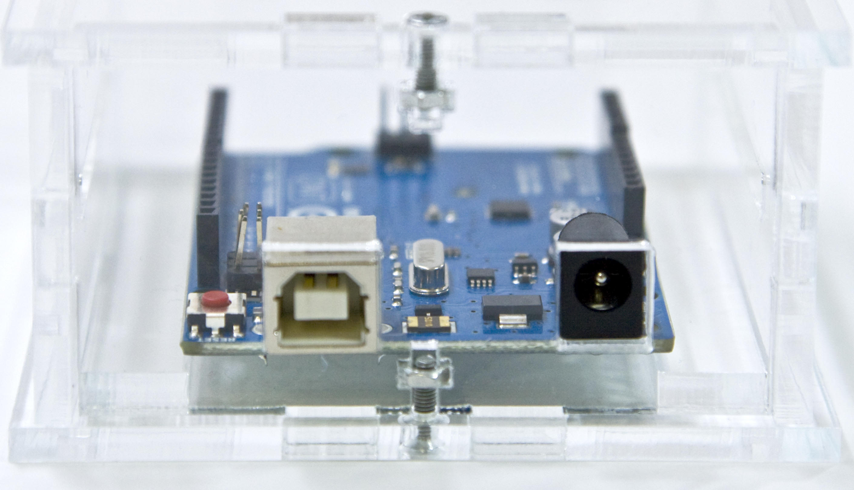 Aussparungen für USB und externe Spannungsquelle