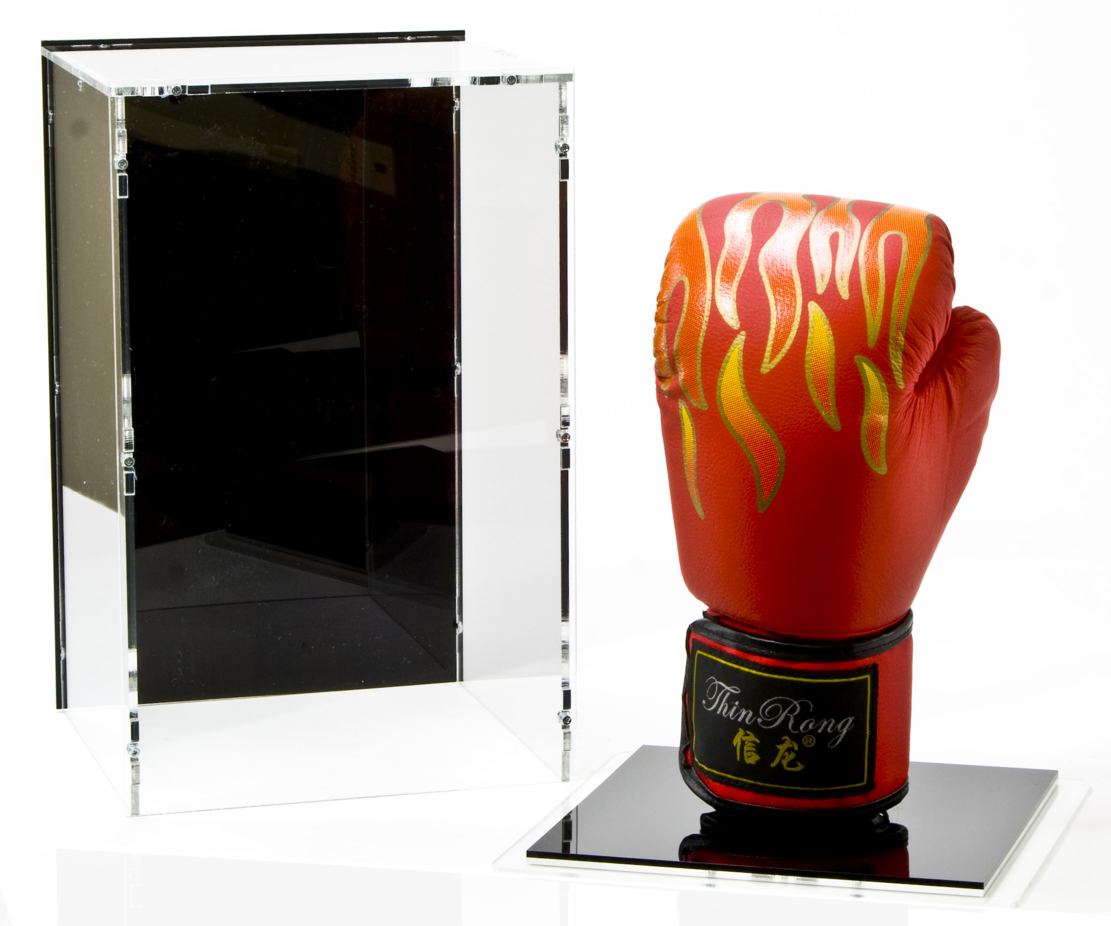 Boxhandschuh Vitrine mit Detail Boxhandschuhständer