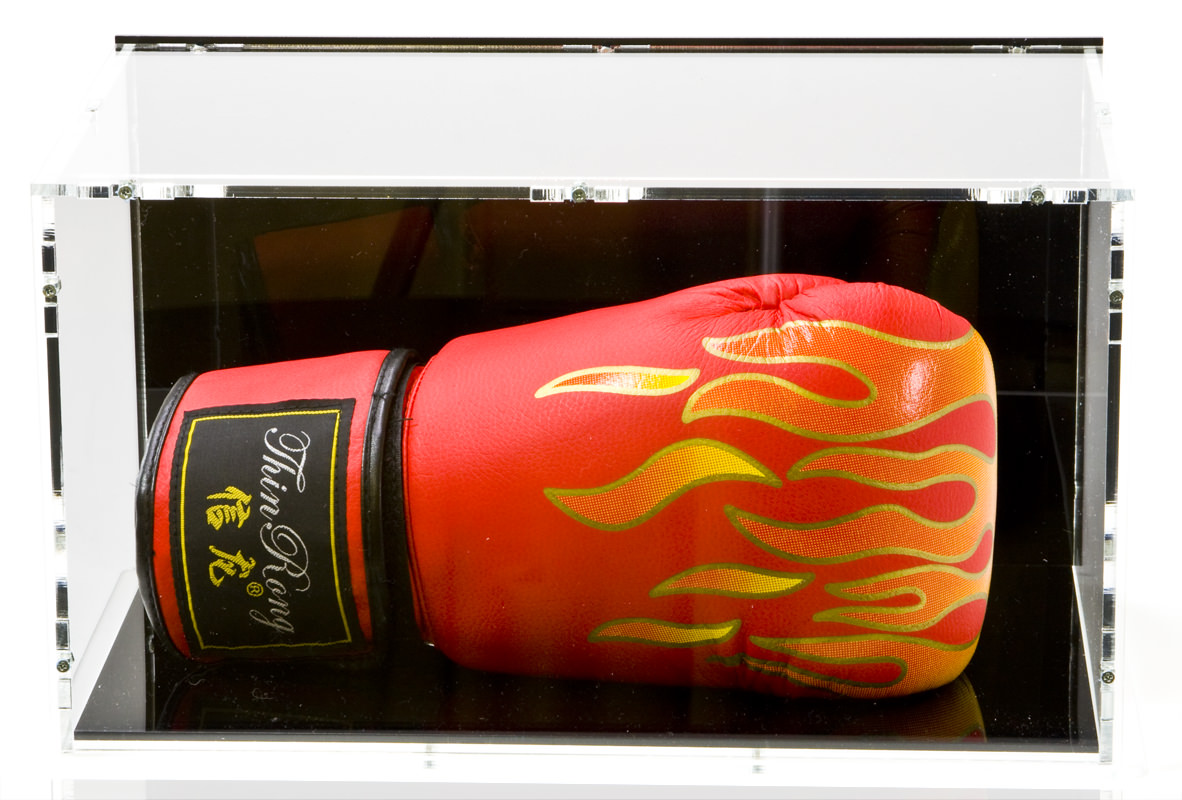 Die Boxhandschuhvitrine in Frontansicht