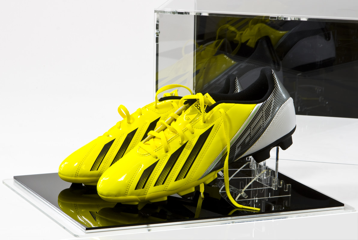 Die Fussballschuh-Vitrine mit Schuhständern