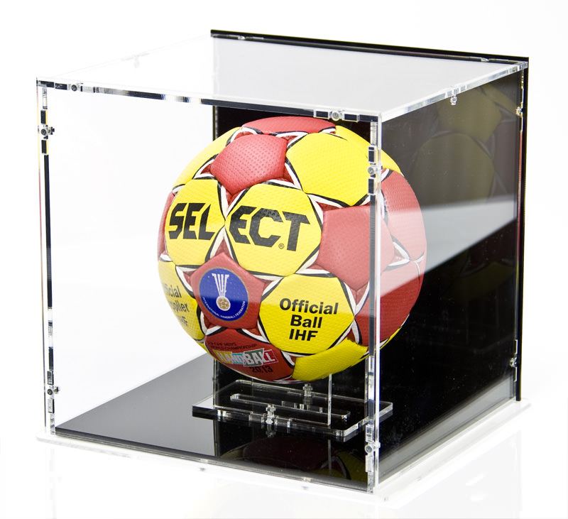 Handball Vitrine mit schwarzem Boden und schwarzer Rückwand