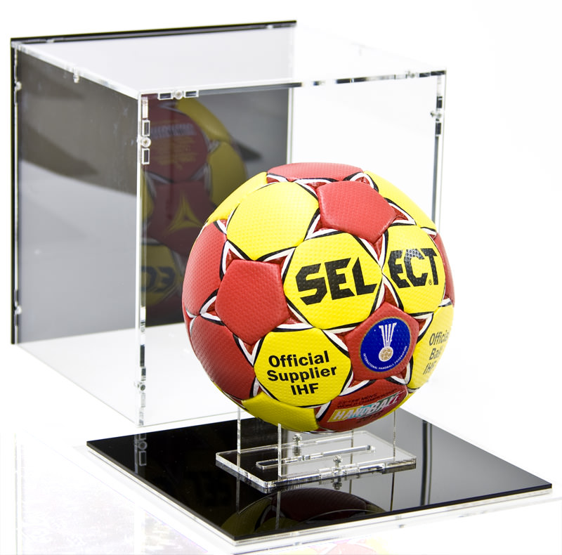 Die Handball Vitrine geöffnet
