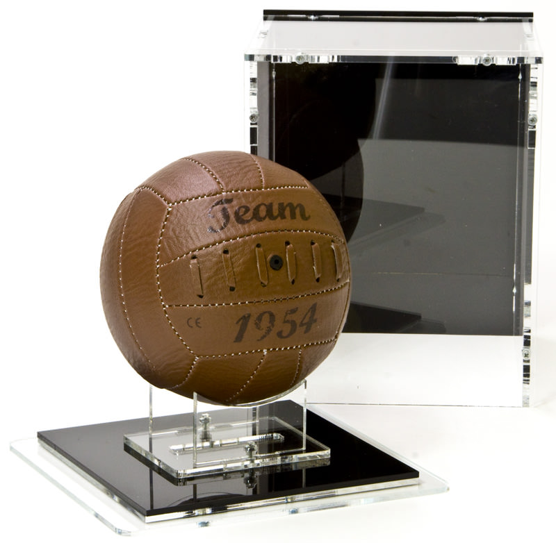 Die Mini-Fussball-Vitrine und der Boden mit Ständer