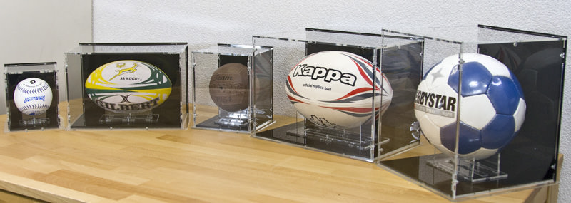 Mehrere Vitrinen für Ballsportarten