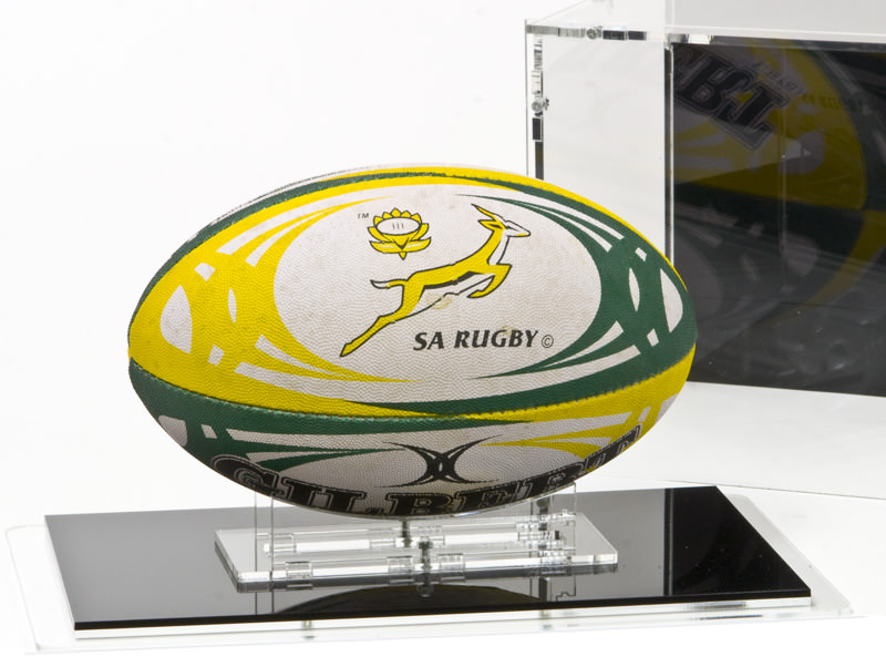 Die Rugbyball-Vitrine und der Boden mit Ständer geöffnet