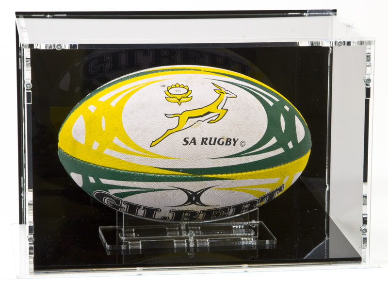 Die Rugbyball-Vitrine Frontansicht