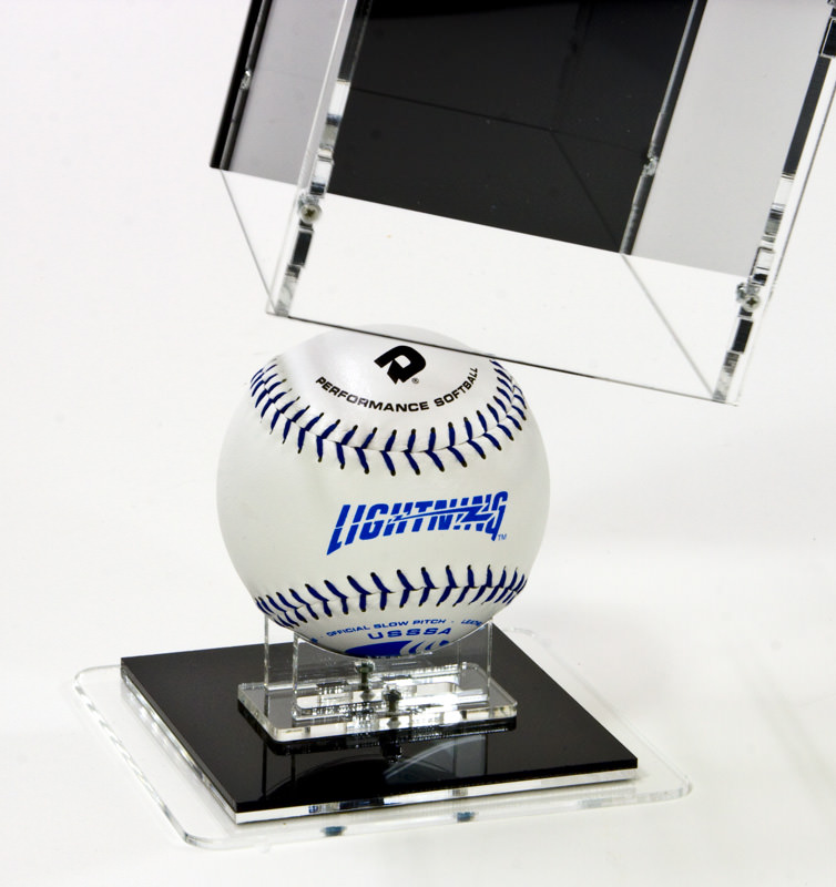 Die Softball Vitrine geöffnet