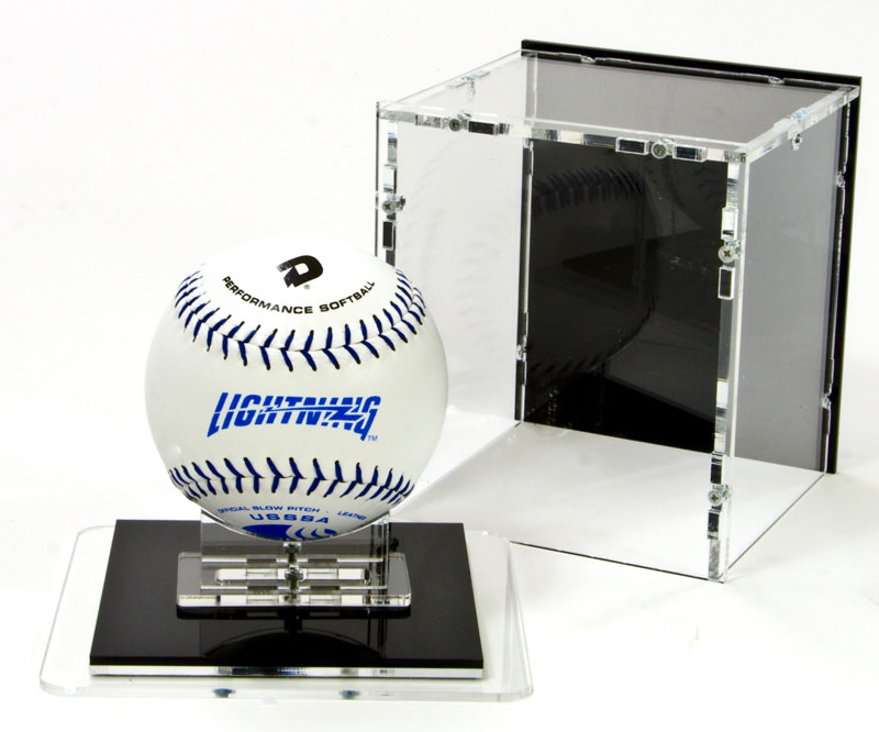 Die Softball Vitrine mit Softball-Ständer