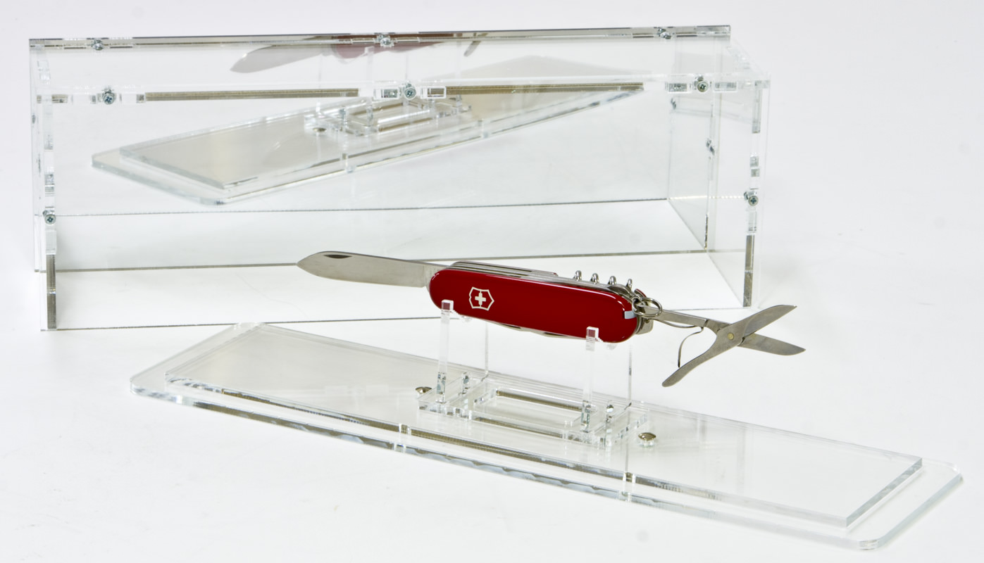 Die Taschenmesser-Vitrine in Seitenansicht