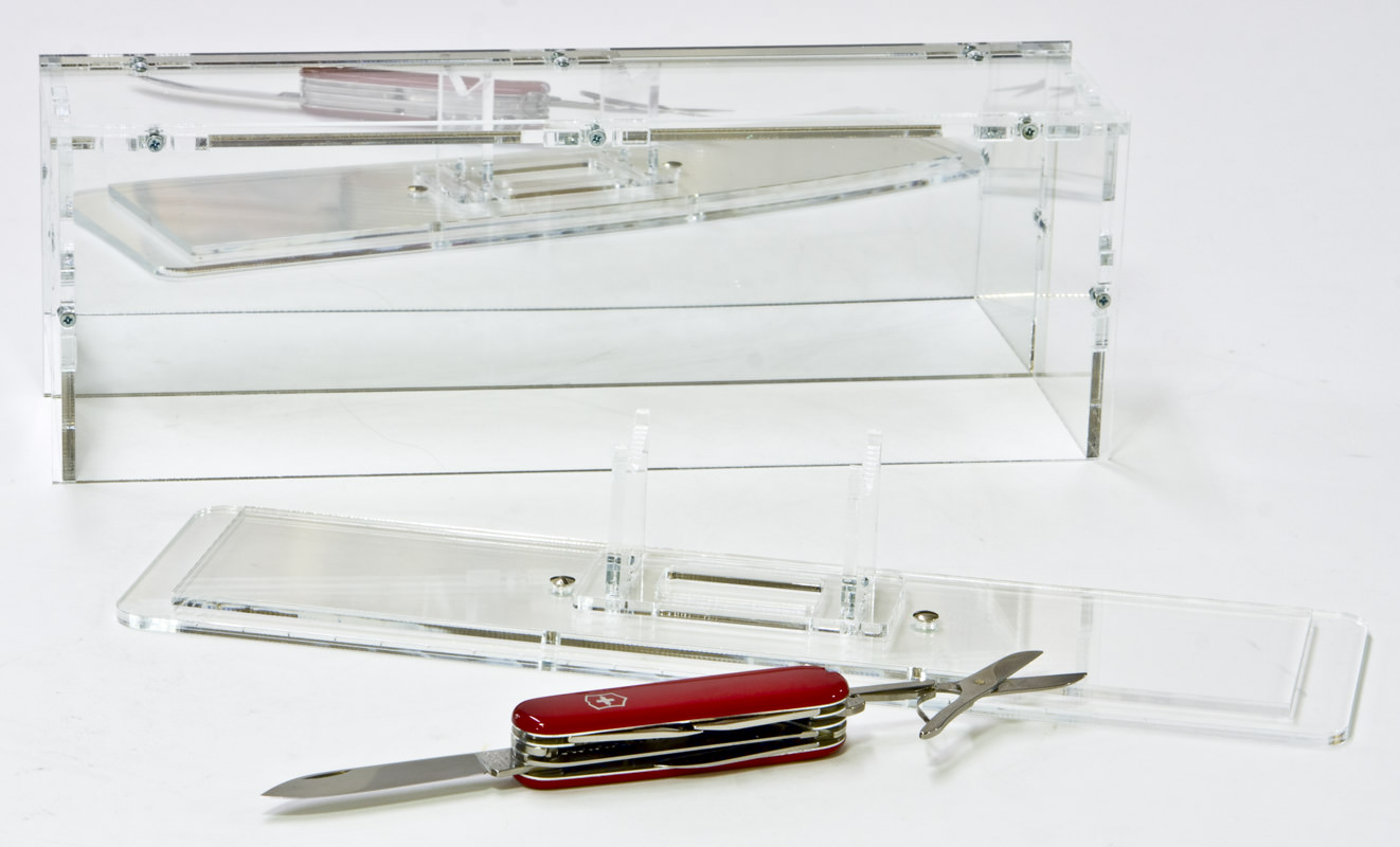 Der Boden mit Taschenmesser-Ständer vor der Vitrine