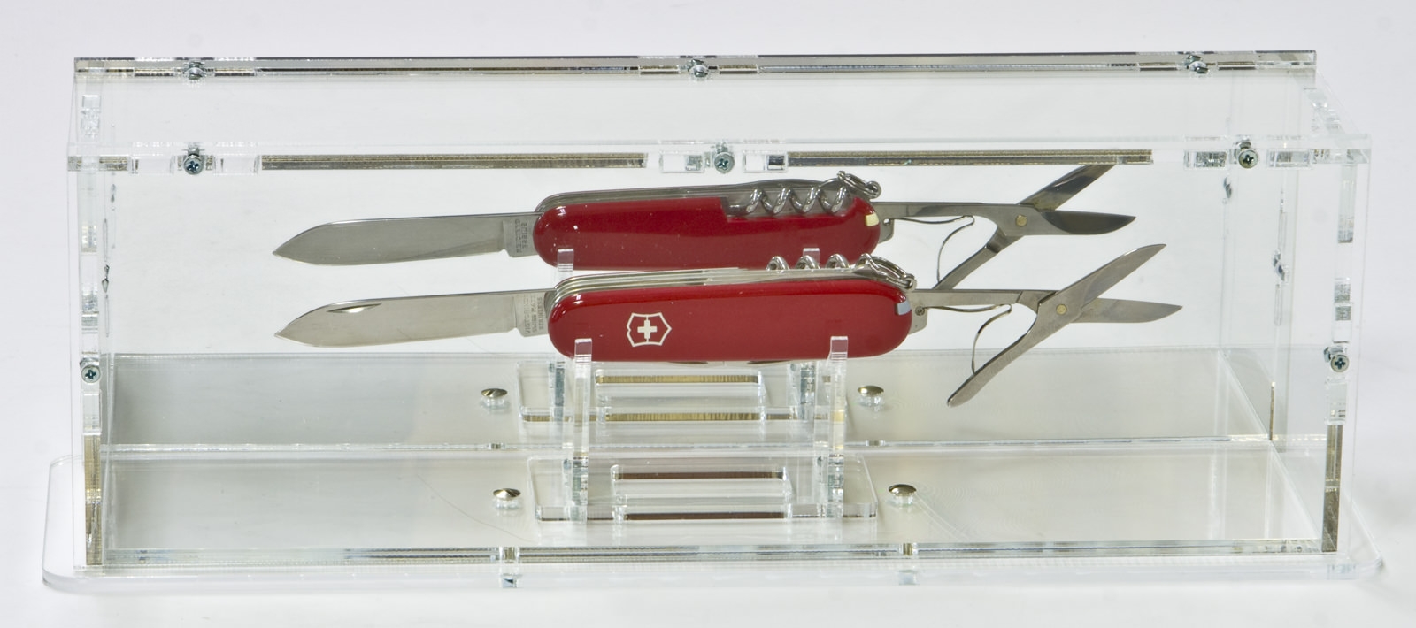 Die Taschenmesser-Vitrine in Frontansicht