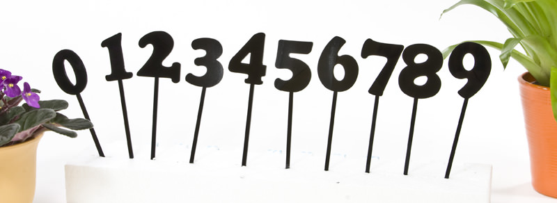 Die Zahlen-Stecker aus schwarzem Material