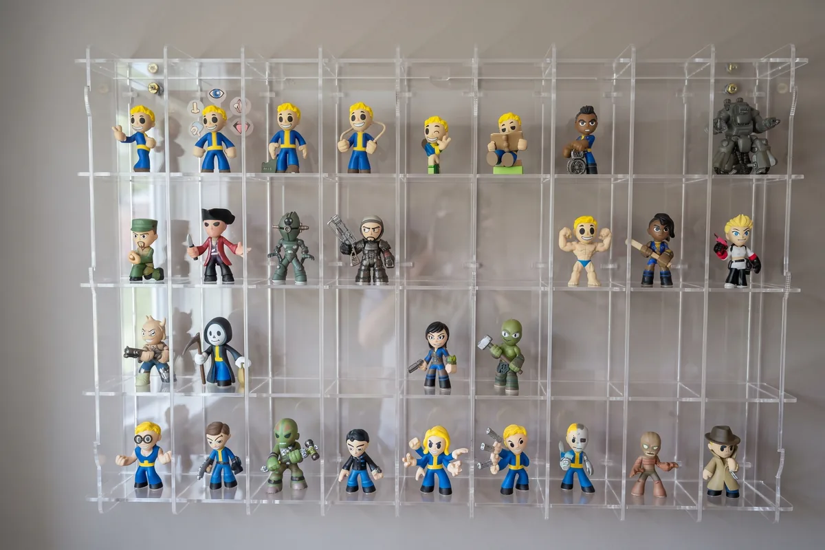 Mehrfach-Vitrine in Übergröße an der Wand, gefüllt mit Sammelfiguren