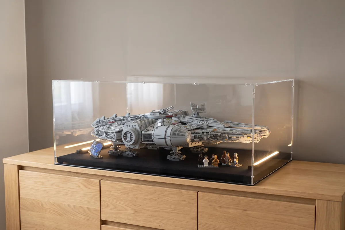 Maßhaube in Übergröße über einem großen LEGO-Modell