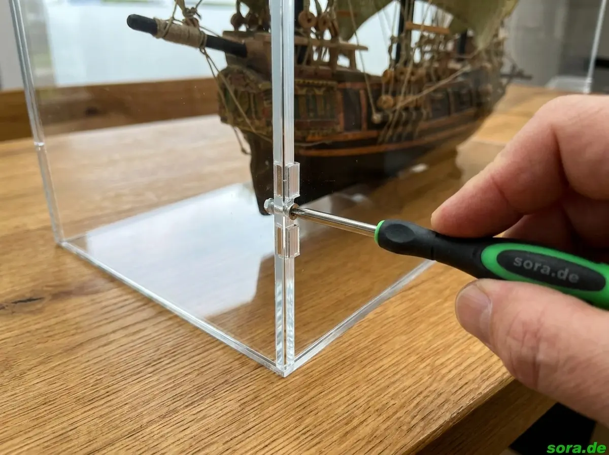 Detailaufnahme des sora Steck-Schraub-Systems mit kleinen Schrauben in der Acrylglas-Ecke