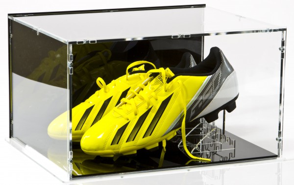 Fussballschuh Vitrine mit schwarzem Boden und schwarzer Rückwand Bild 1