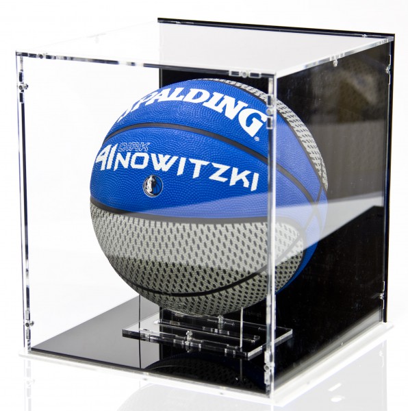 Basketball Vitrine mit schwarzem Boden und schwarzer Rückwand Bild 1