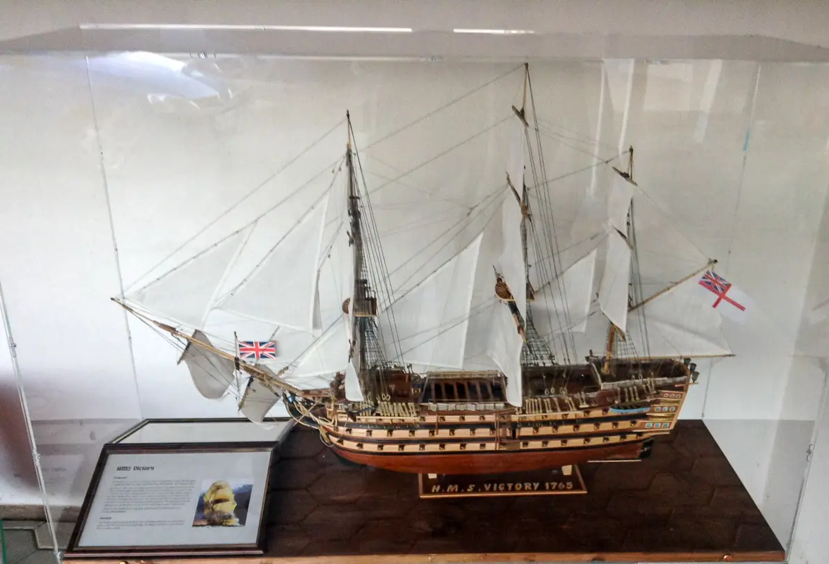 Klare Sora-Acrylhaube über Modellsegelschiff HMS Victory 1765 mit komplett geriggter Takelage und Segeln