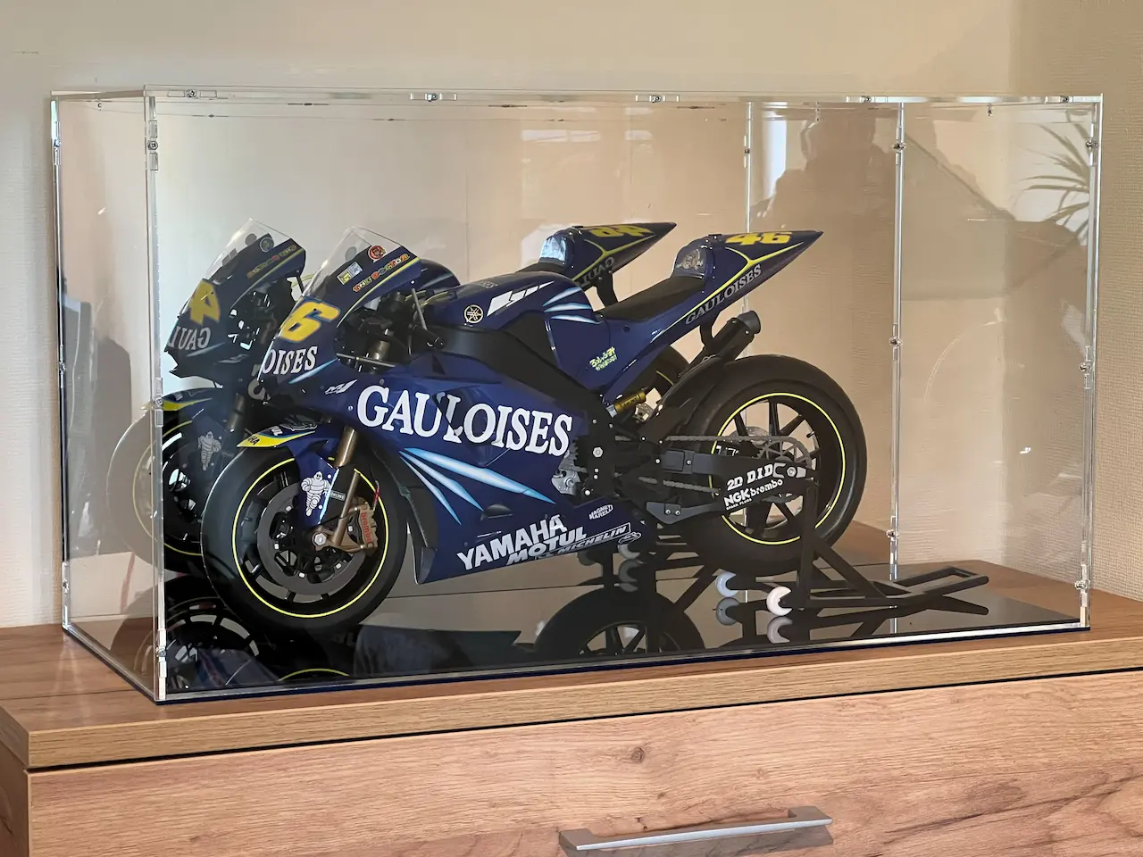 Klare Acrylhaube über MotoGP-Modellmotorrad — blaue Yamaha mit Gauloises-Sponsoring, Startnummer 46