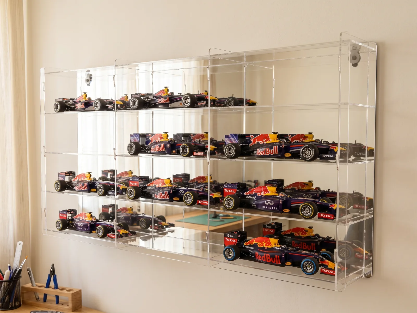 Wandmontierte Mehrfachvitrine nach Maß 95x15x50 cm mit Formel-1-Modellautos vor verspiegelter Rückwand