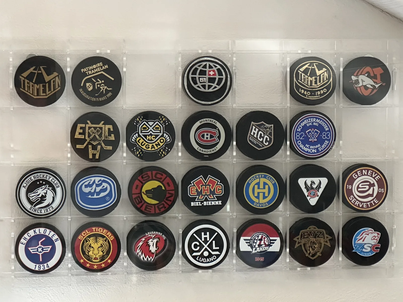 Flache Mehrfachvitrine mit 28 Fächern für eine Eishockey-Puck-Sammlung