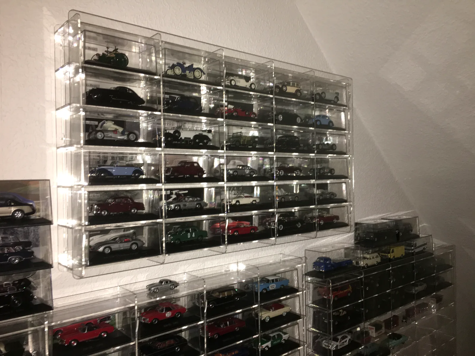 Wandvitrine 86x8x48 cm mit 5 Spalten und 6 Ebenen — jedes Modellauto in seinem eigenen Fach mit Beschriftung