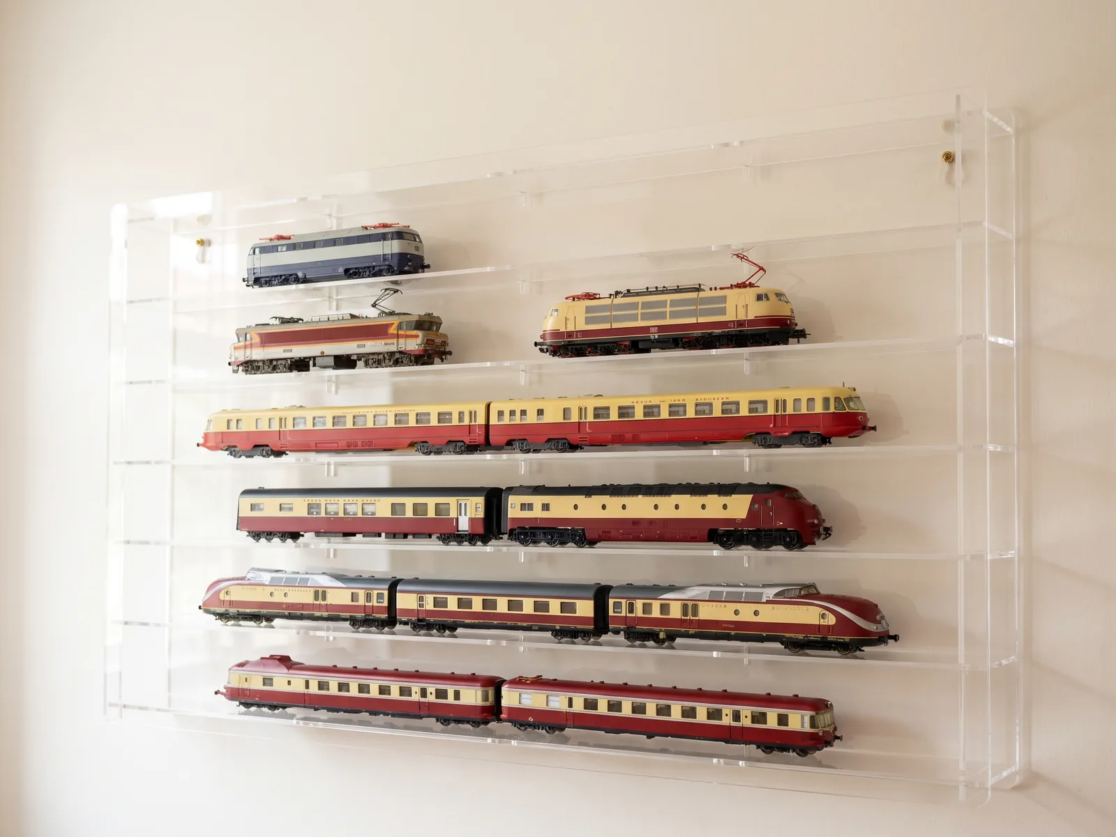 Lange flache Mehrfachvitrine 84x6x48 cm mit 6 Ebenen für Lokomotiven und Triebwagen