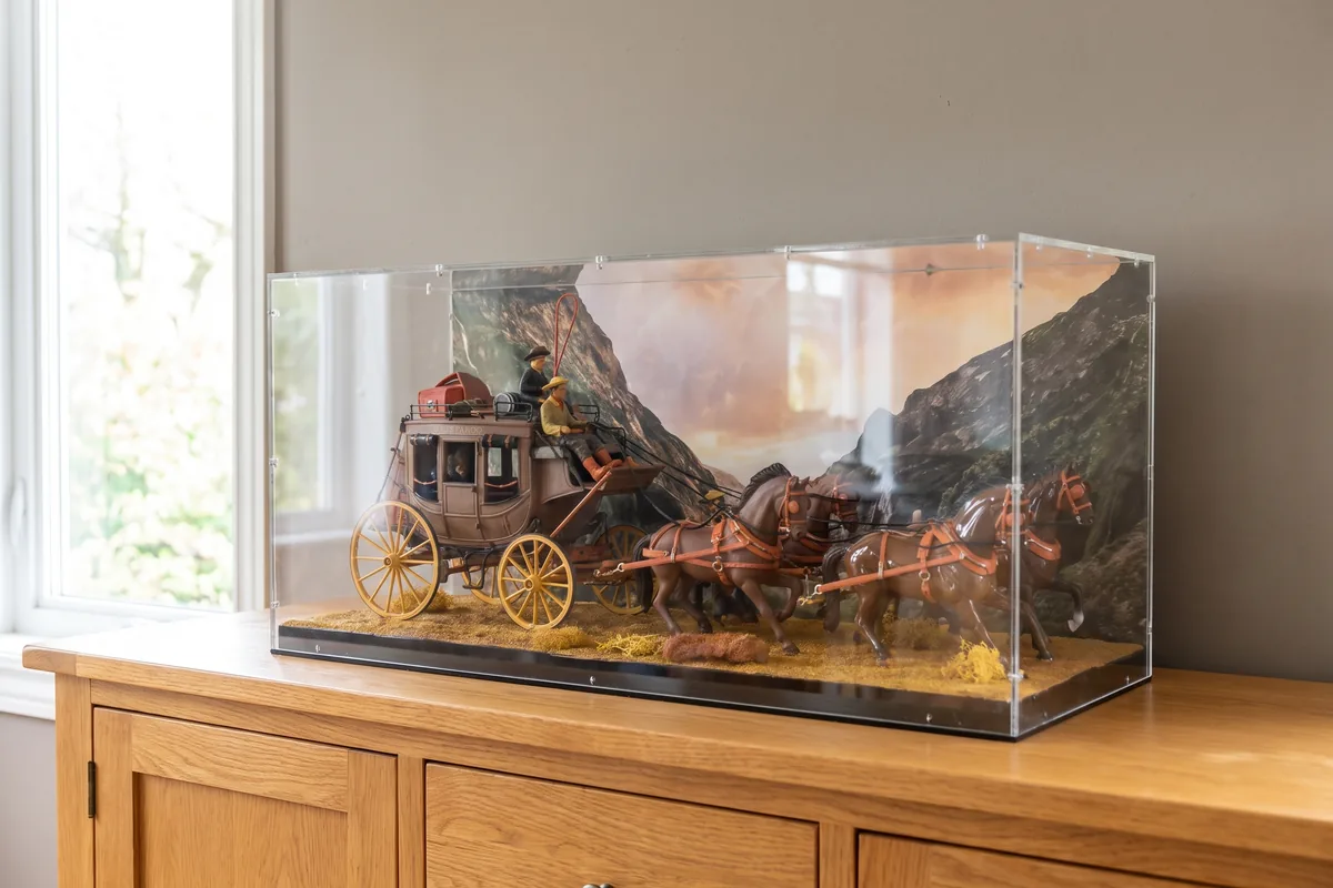 Historisches Postkutschen-Diorama mit Pferdegespann unter einer maßgefertigten Acrylhaube