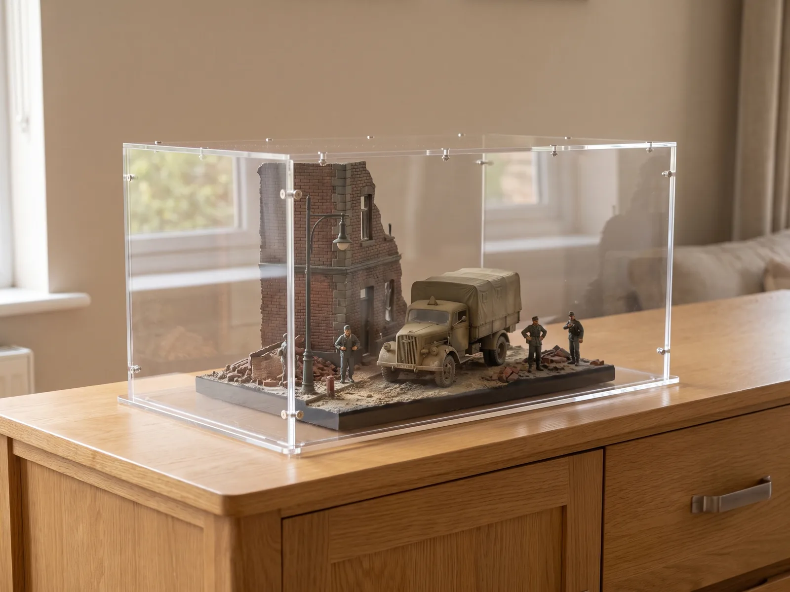Aufwendig gebautes Diorama mit Fahrzeug und Figuren unter einer maßgefertigten Acrylhaube