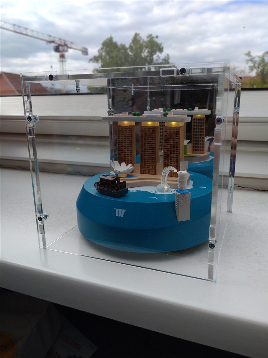 Echtes Kundenfoto: LEGO-Modell unter einer Sora-Acrylvitrine im Wohnraum