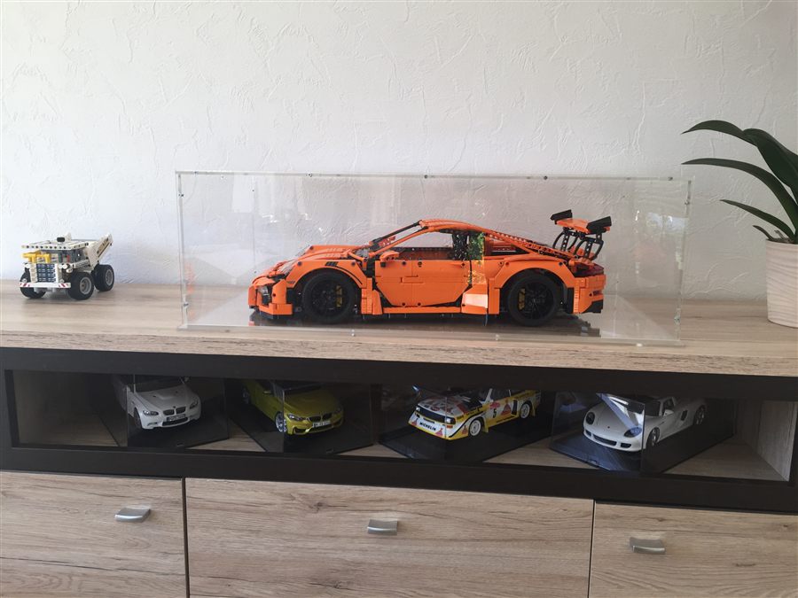 Echtes Kundenfoto: LEGO Technic Sportwagen unter einer Sora-Maßhaube auf einem Sideboard