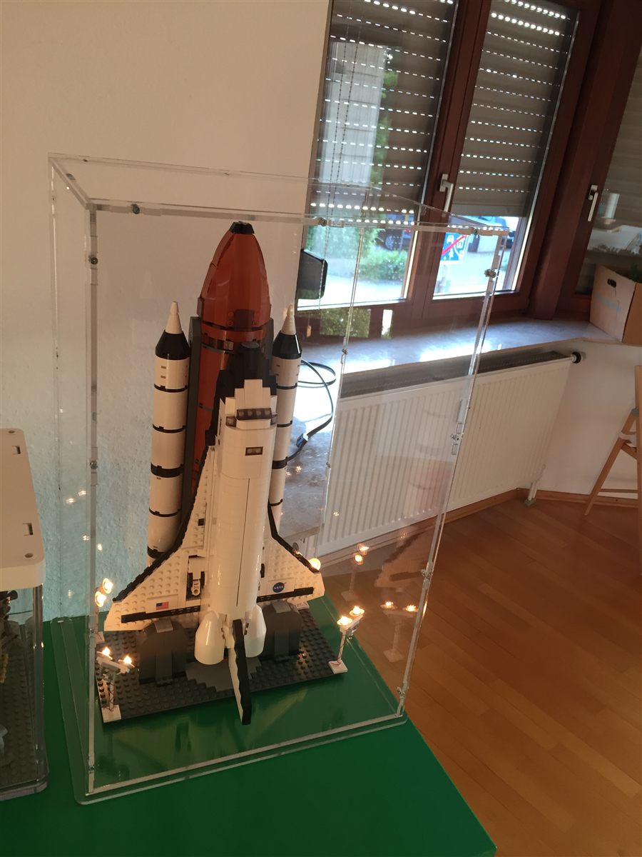 Echtes Kundenfoto: LEGO Space Shuttle staubgeschützt unter einer Sora-Acrylhaube