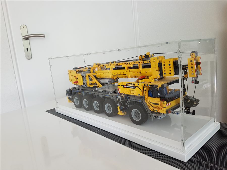 Echtes Kundenfoto: gelber LEGO Technic Kranwagen unter einer Sora-Maßvitrine