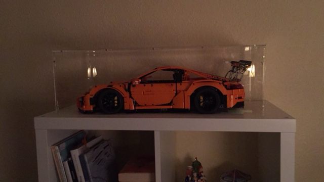 Echtes Kundenfoto: LEGO-Modell unter einer maßgefertigten Sora-Haube