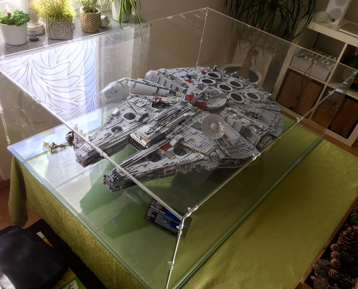 Kundenfoto: LEGO Millennium Falcon UCS unter einer klaren sora-Acrylhaube auf einem Tisch