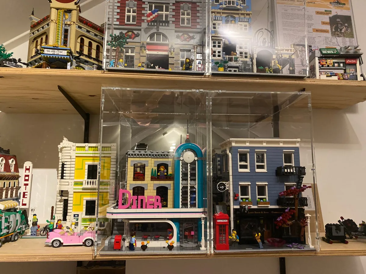Kundenfoto: LEGO Modular Buildings im Regal, einzeln unter 26 × 26 × 40 cm großen Acrylhauben
