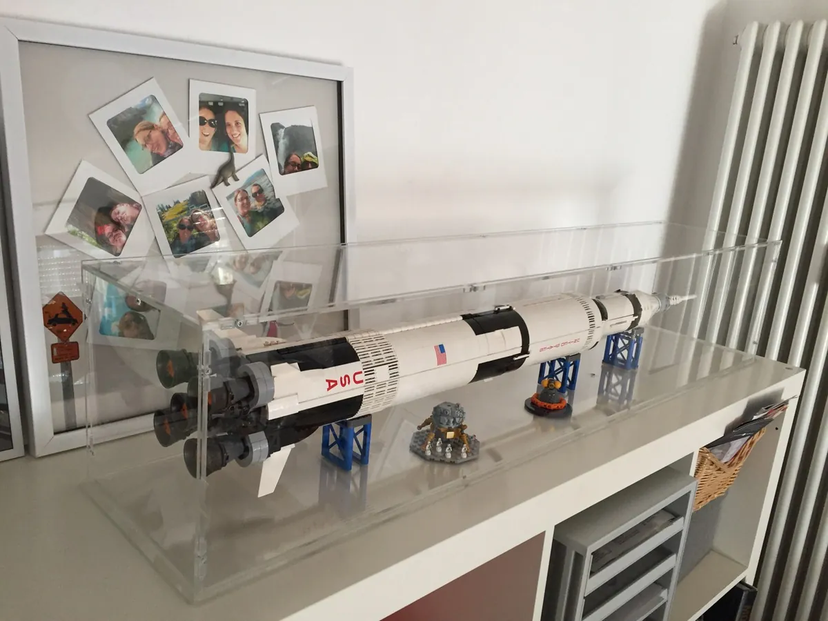 Kundenfoto: LEGO Saturn V liegend unter einer langen, schmalen Acrylhaube