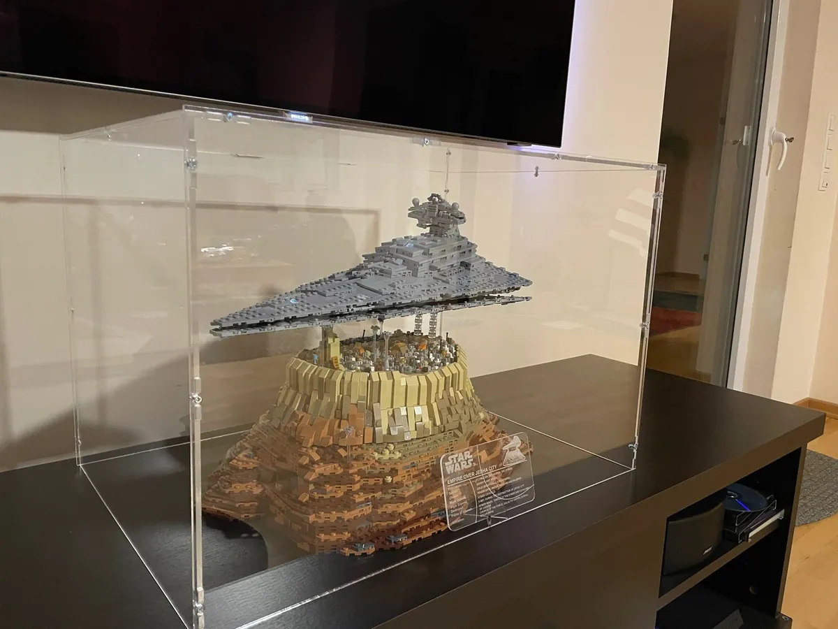 Kundenfoto: Sternzerstörer-Modell auf einem selbstgebauten Diorama unter einer sora-Maßhaube