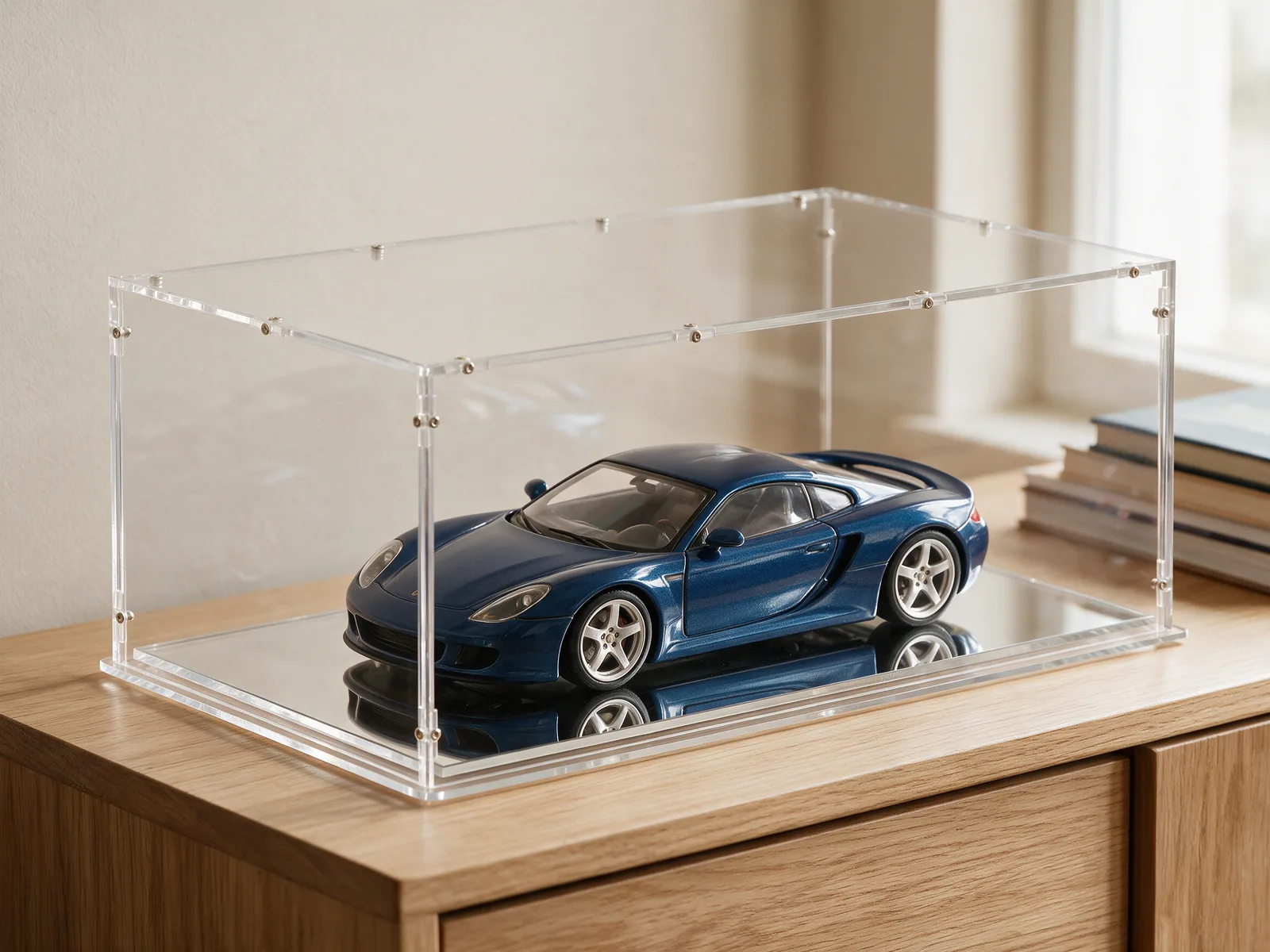 Maßgefertigte Acrylhaube über einem 1:18-Modellauto auf verspiegeltem Sockel