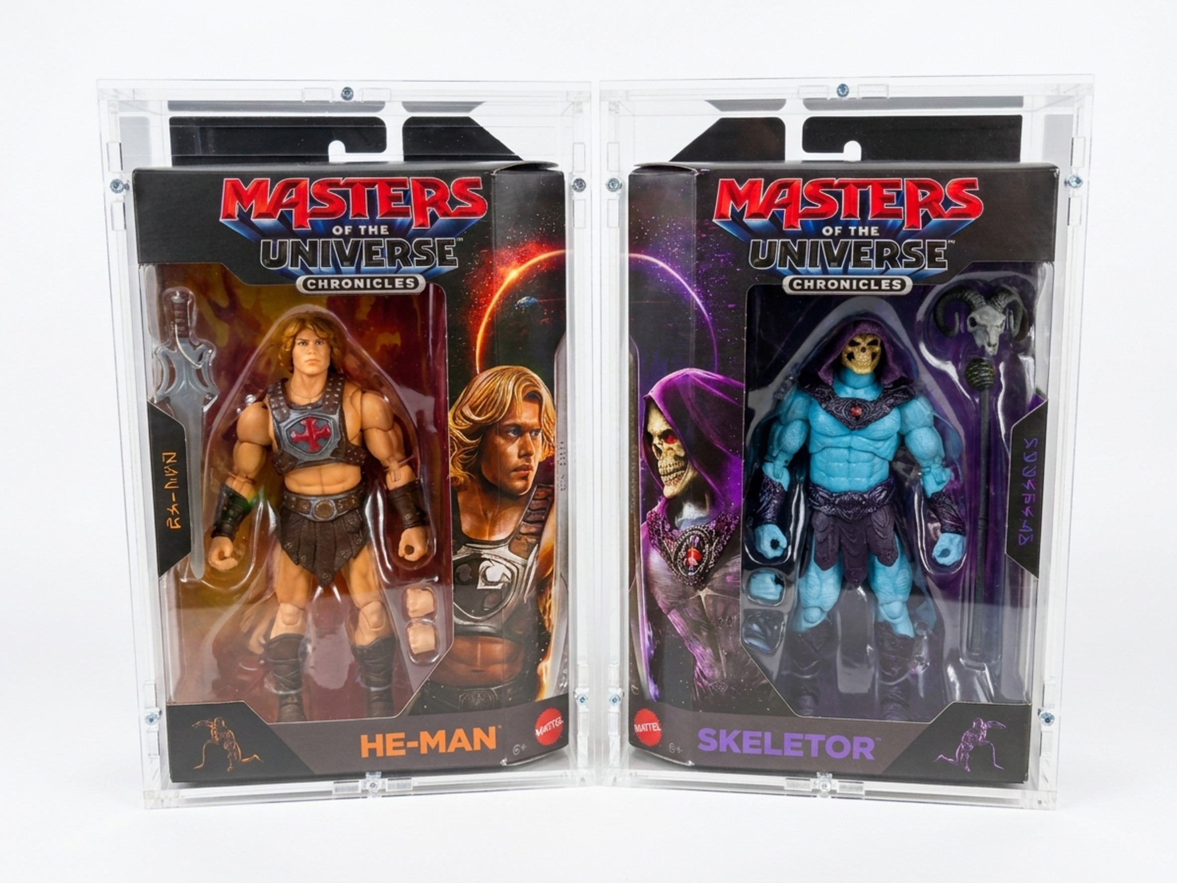 MotU Chronicles He-Man und Skeletor in Originalverpackung unter passgenauen Sora-Acrylcases