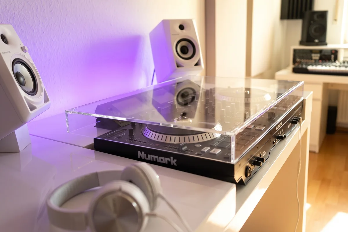 DJ-Plattenspieler im Direktantriebsformat unter einer abnehmbaren Acrylhaube