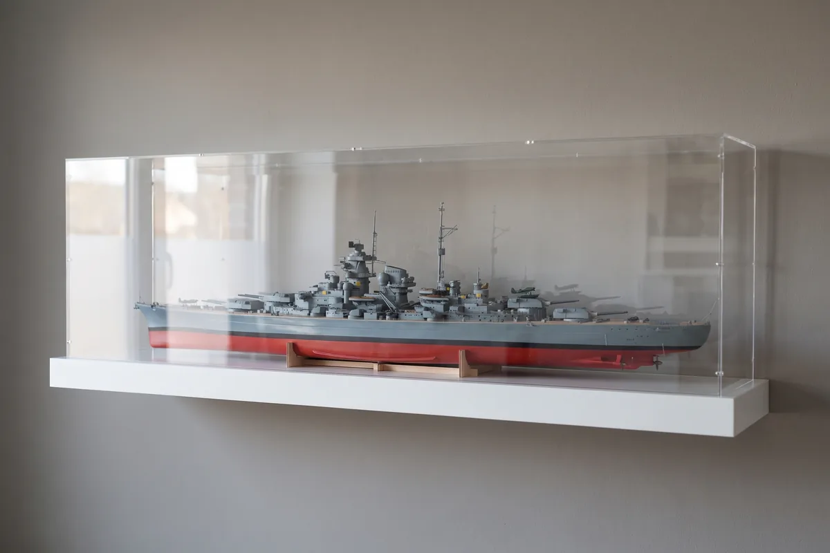 Schlachtschiffmodell im Maßstab 1:350 unter einer langen flachen Acrylhaube