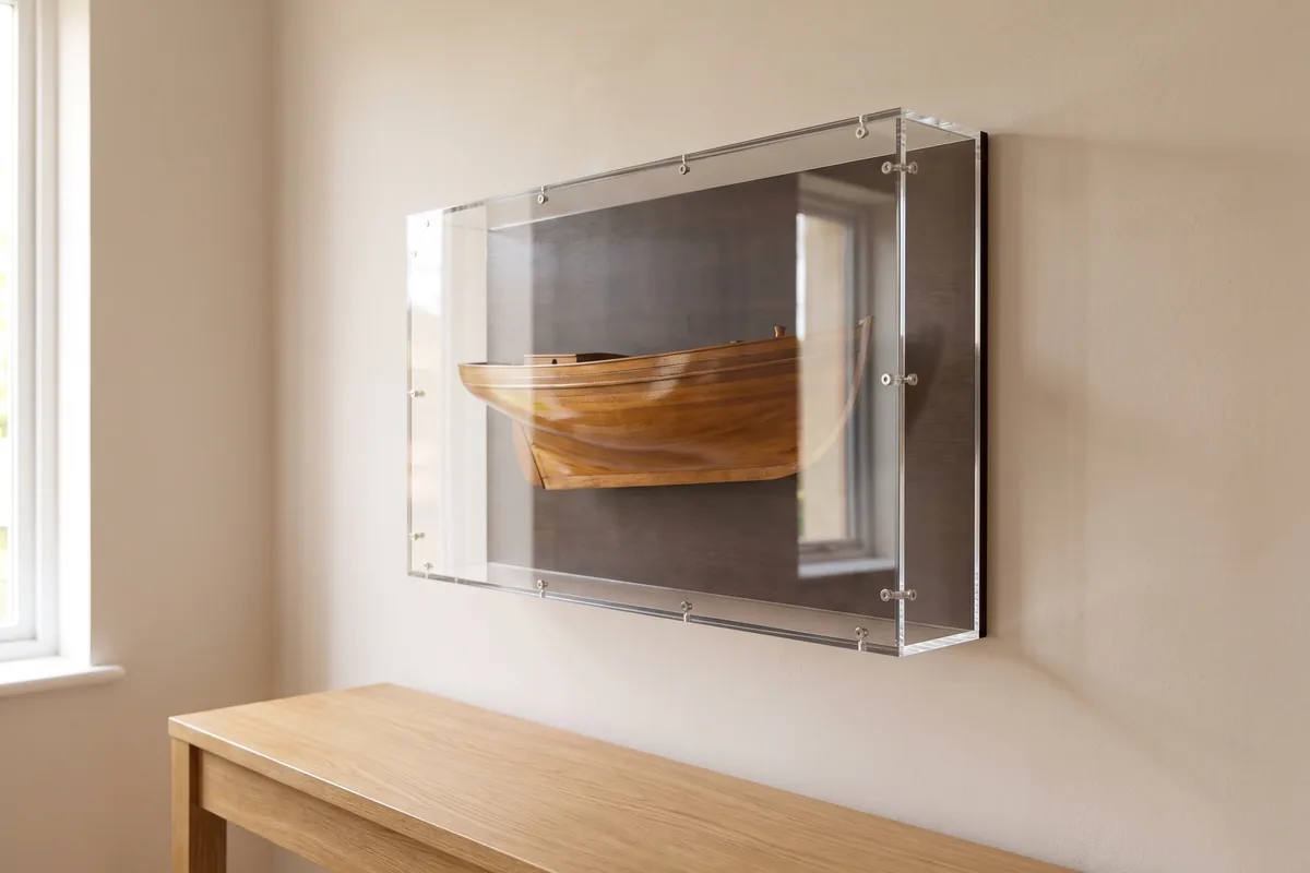 Schiffs-Halbmodell in einer an der Wand montierten Acrylbox