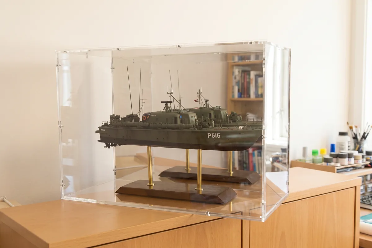Ferngesteuertes Schiffsmodell unter einer abnehmbaren Acrylhaube ohne Boden