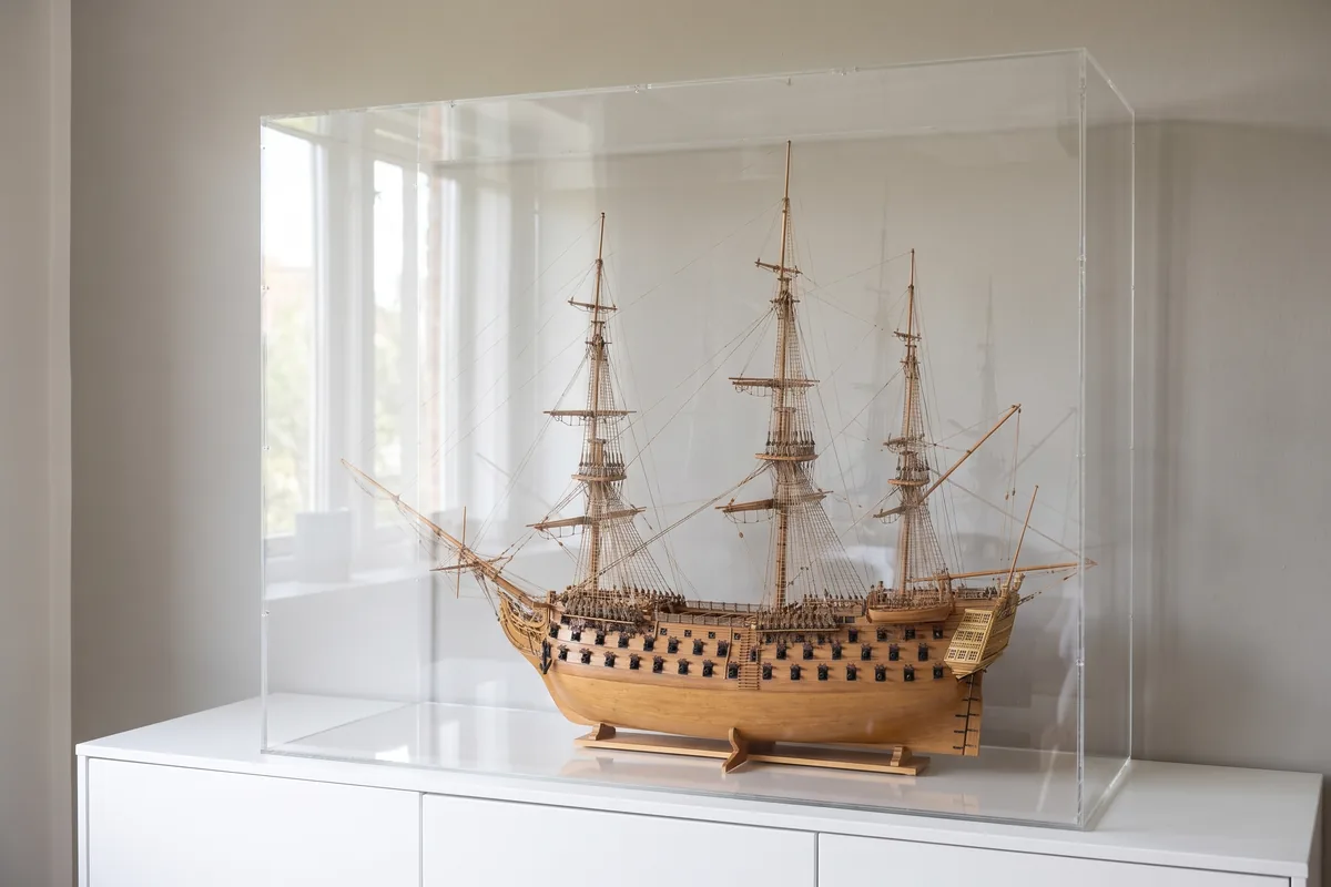 Historisches Segelschiffmodell mit voller Takelage unter einer hohen Acrylhaube