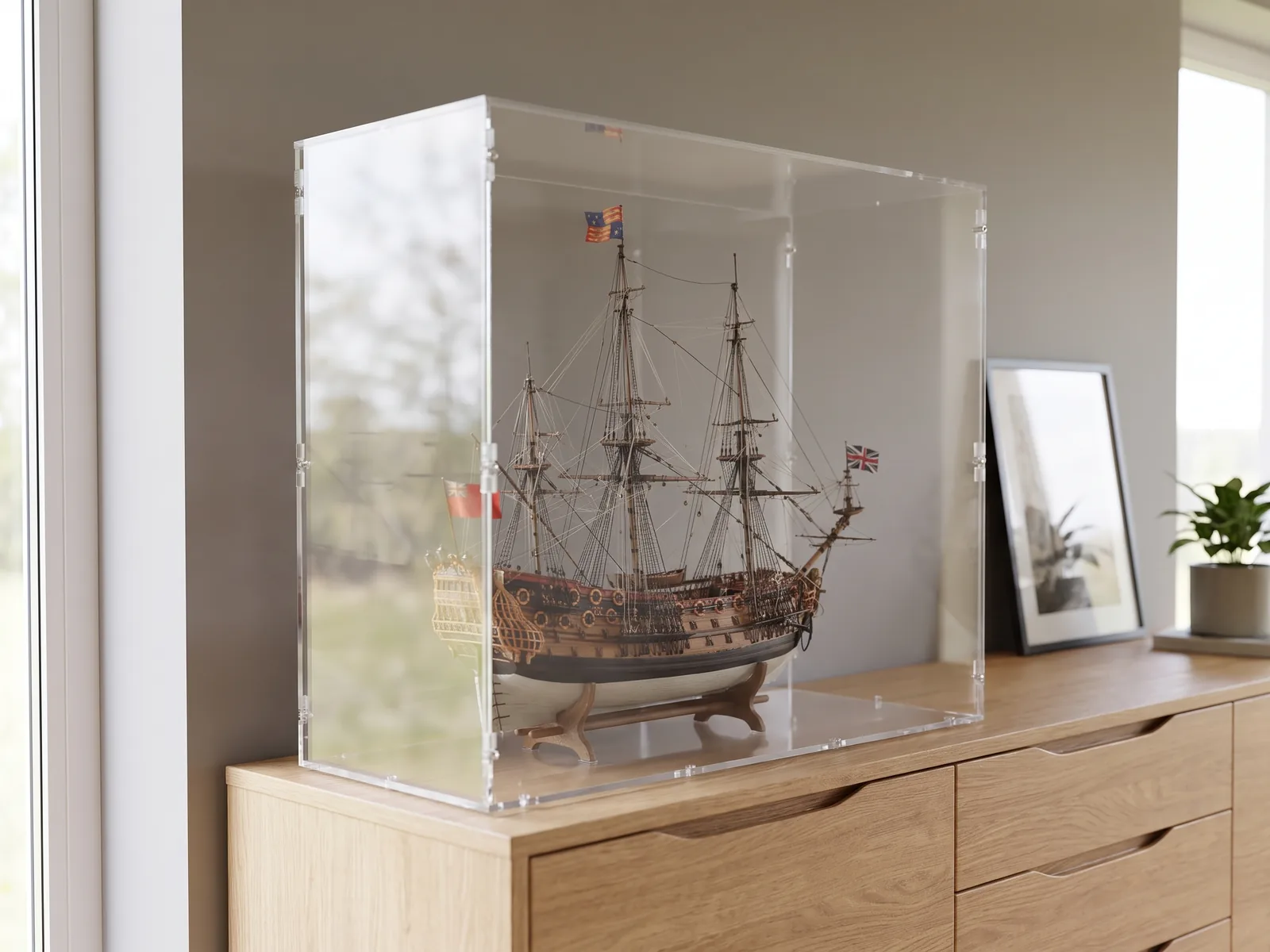 Historisches Segelschiffmodell staubgeschützt unter einer langen maßgefertigten Acrylhaube